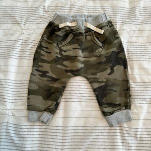 BABY GAP CAMO PULL ON JOGGERS SIZE 6-12 MONTHS